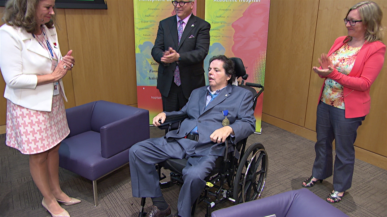 Mauril Bélanger honoré par l'Hôpital Montfort RadioCanada