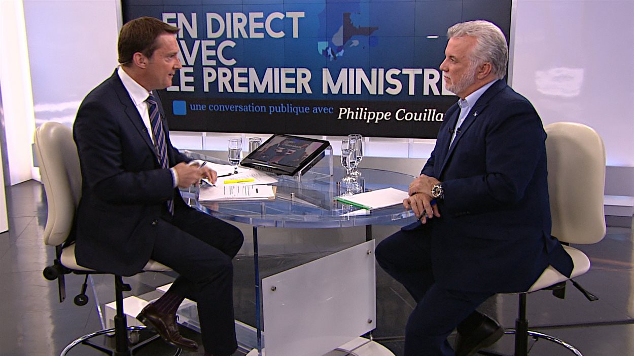 Patrice Roy s'entretient avec le premier ministre Philippe Couillard.