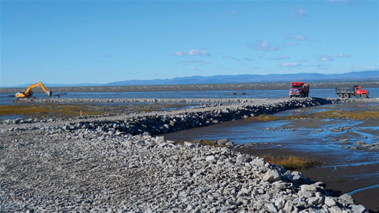 L'enrochement en forme de « T » en bordure de l'autoroute 20, à Rivière-du-Loup, porte ses fruits.