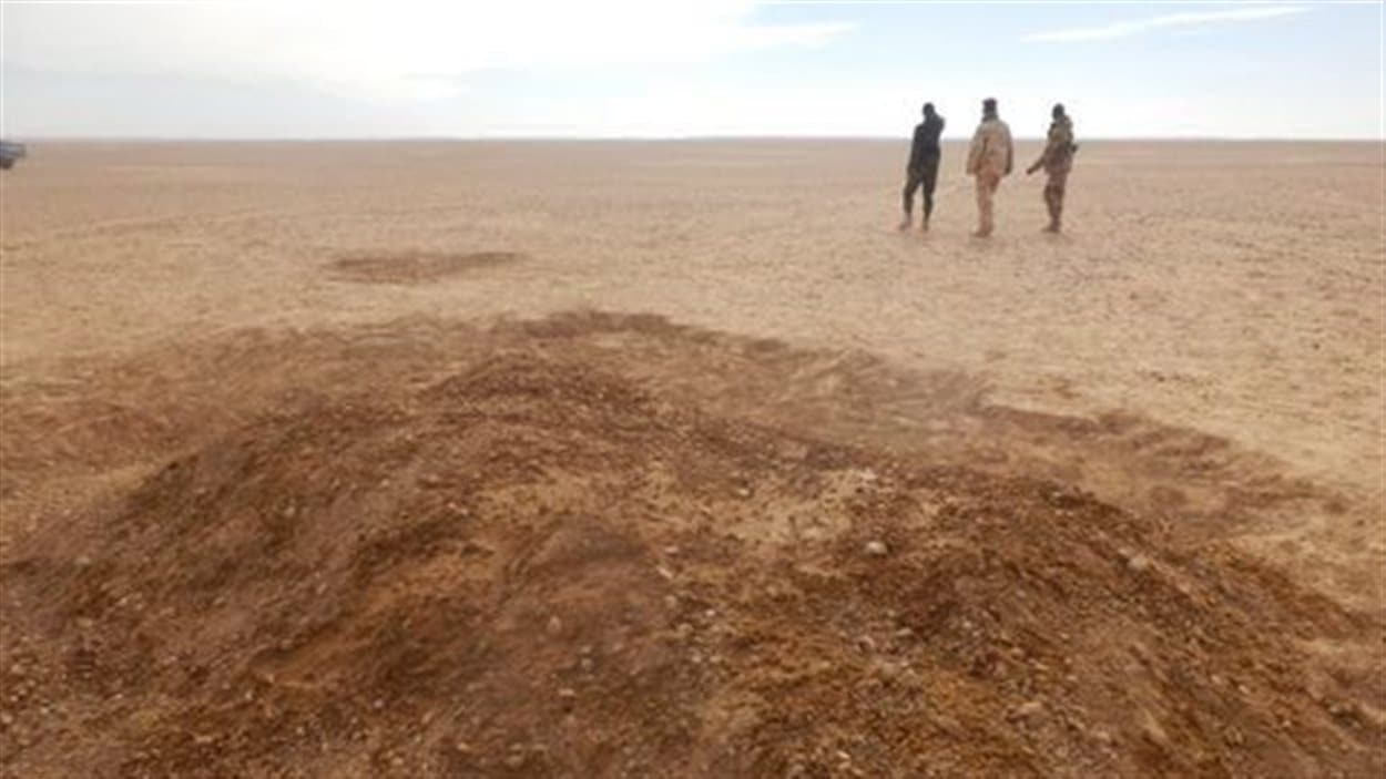 Dans le désert du Niger, la tombe fraîchement creusée de migrants morts de soif en tentant de rejoindre l'Algérie en 2013.