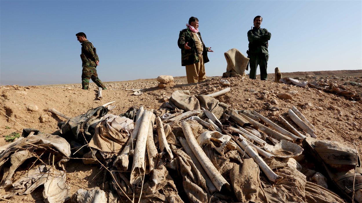 Des charniers ont été découverts par les forces kurdes dans les environs de Sinjar à l'automne 2015.