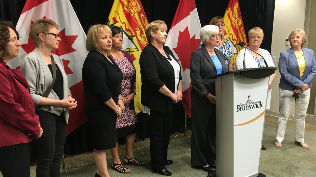 La ministre Cathy Rogers donne une conférence de presse