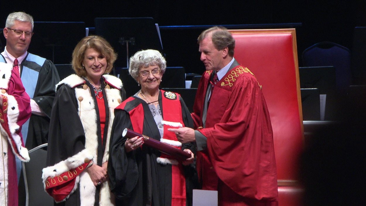 Gisèle Lalonde reçoit un doctorat honorifique de l'Université d'Ottawa.