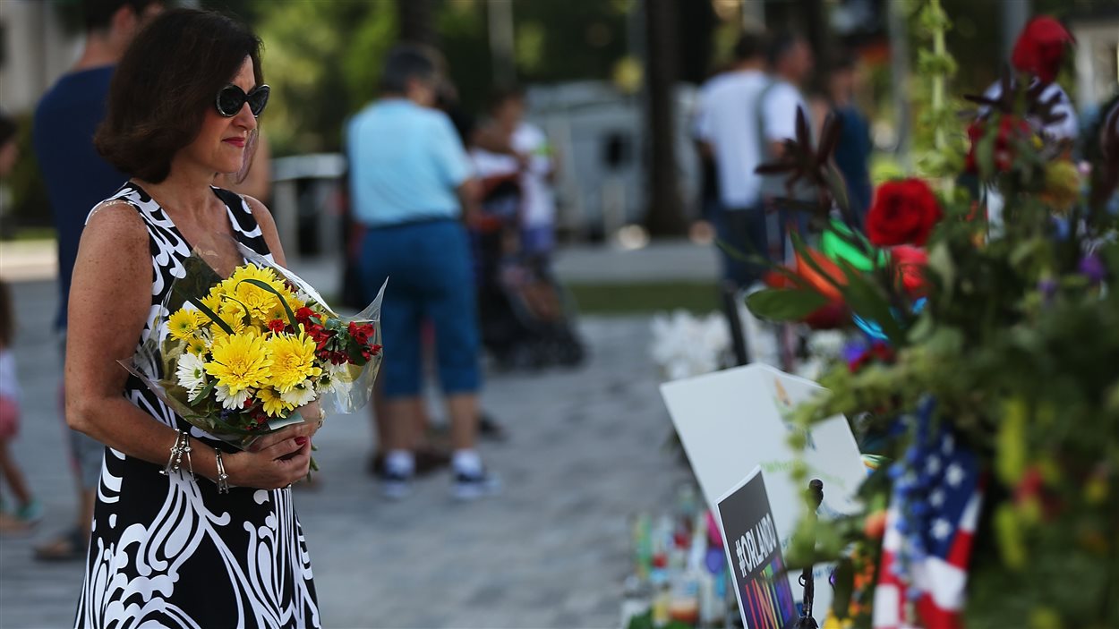 Une femme se recueille près du bar où 49 personnes ont été tuées à Orlando.
