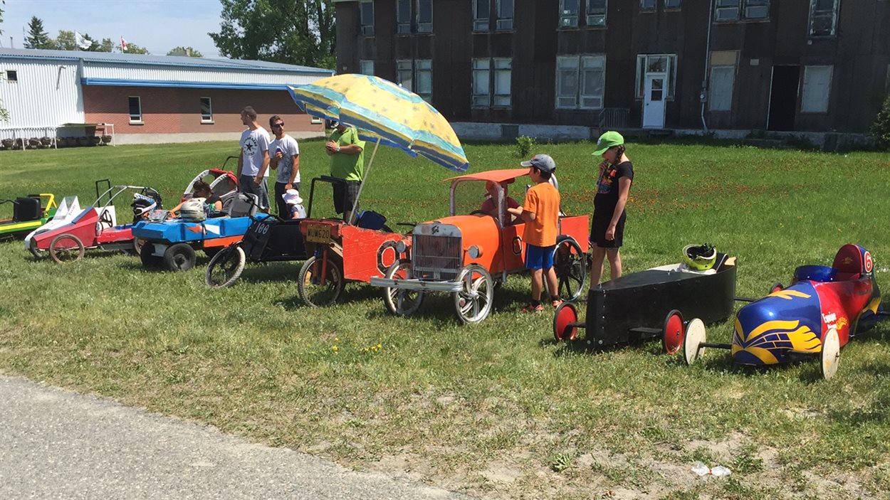 Course de boîtes à savon lors de la Su-père fête familiale