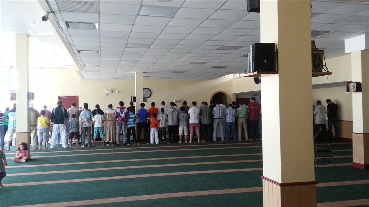Plusieurs fidèles se réunissent au Centre Culturel Islamique de Québec durant la période du ramadan.