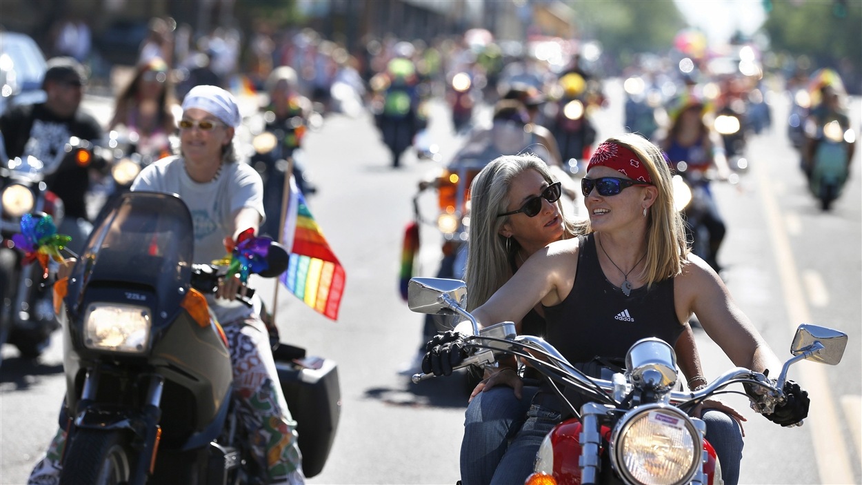 Plusieurs motocyclettes ont défilé à Denver dans le cadre d'un événement pour la Fierté gaie.