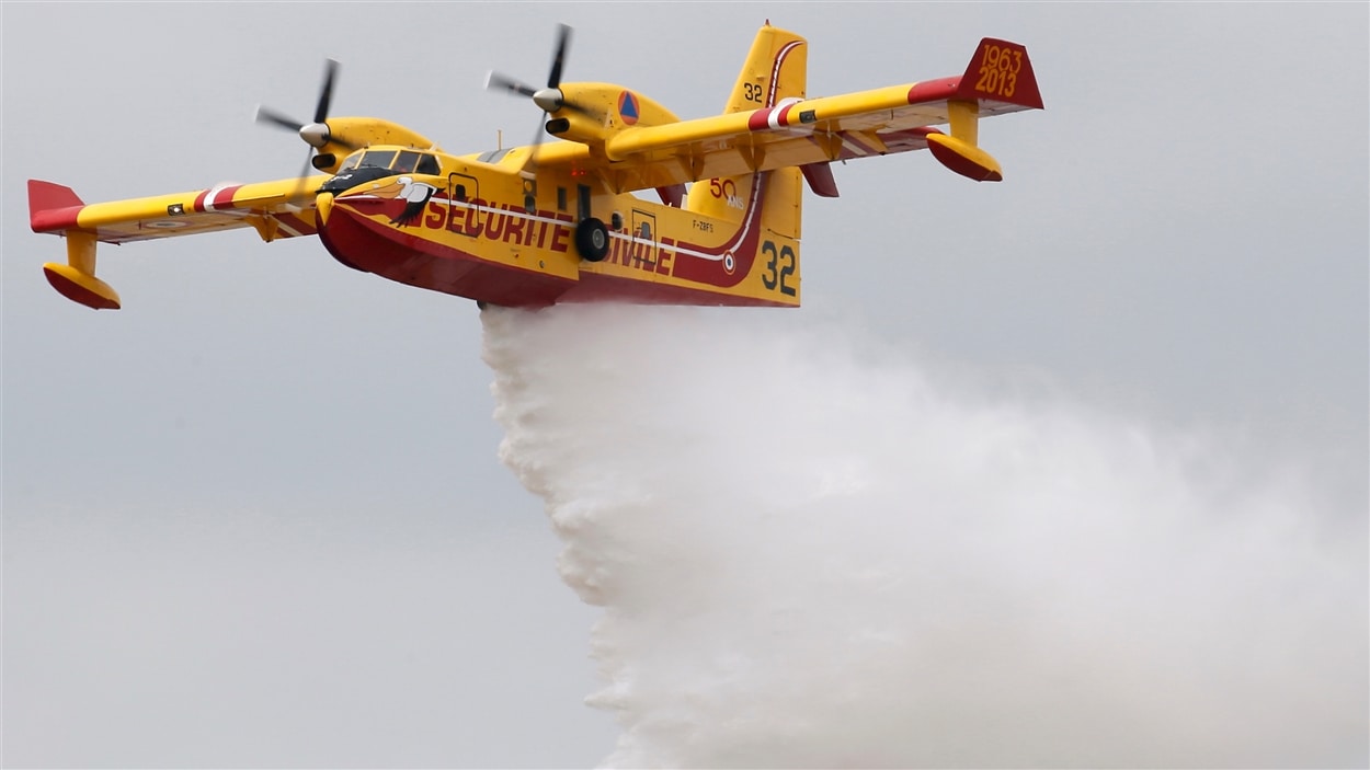 Un avion amphibie CL-215