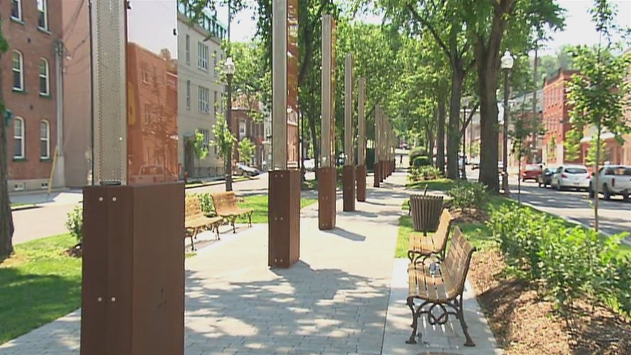 Le mémorial en l'honneur des pompiers compte 14 stèles installées sur le terre-plein du boulevard Langelier à Québec.
