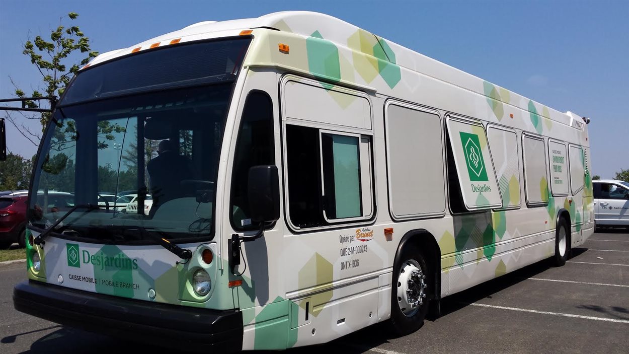 Desjardins convertit un autobus en caisse mobile.