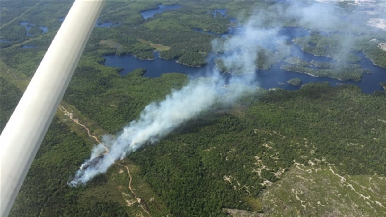 À Halifax, le feu de forêt dans le quartier Bayers Lake est maintenant