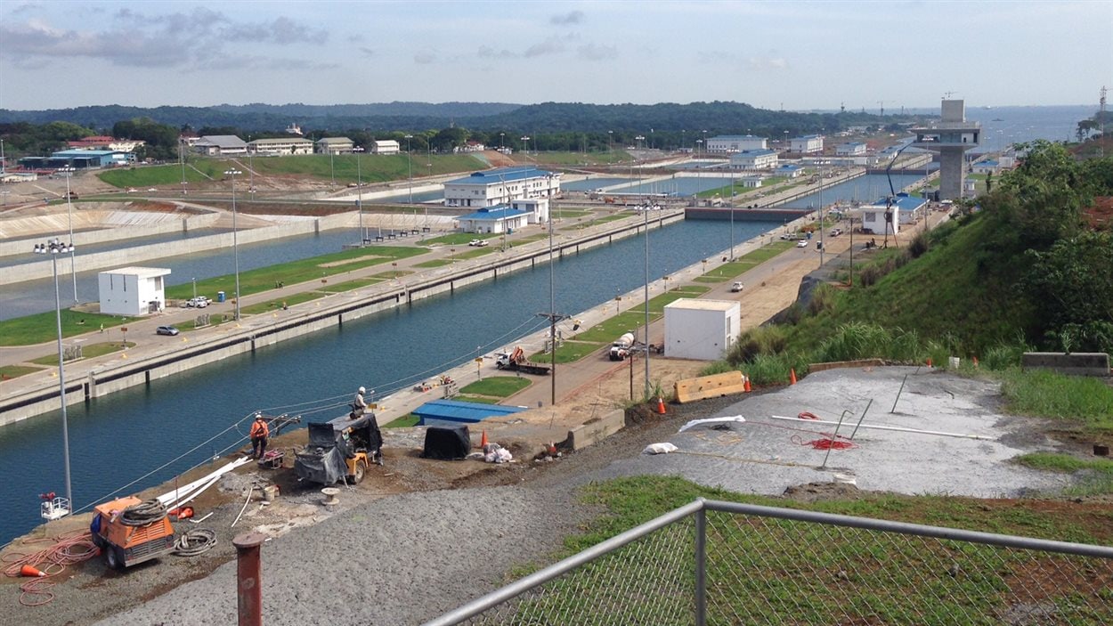 Les nouvelles écluses d'Agua Clara, côté Atlantique. Elles doivent hisser le navire à 26 mètres au dessus du niveau de la mer pour atteindre la hauteur du canal.