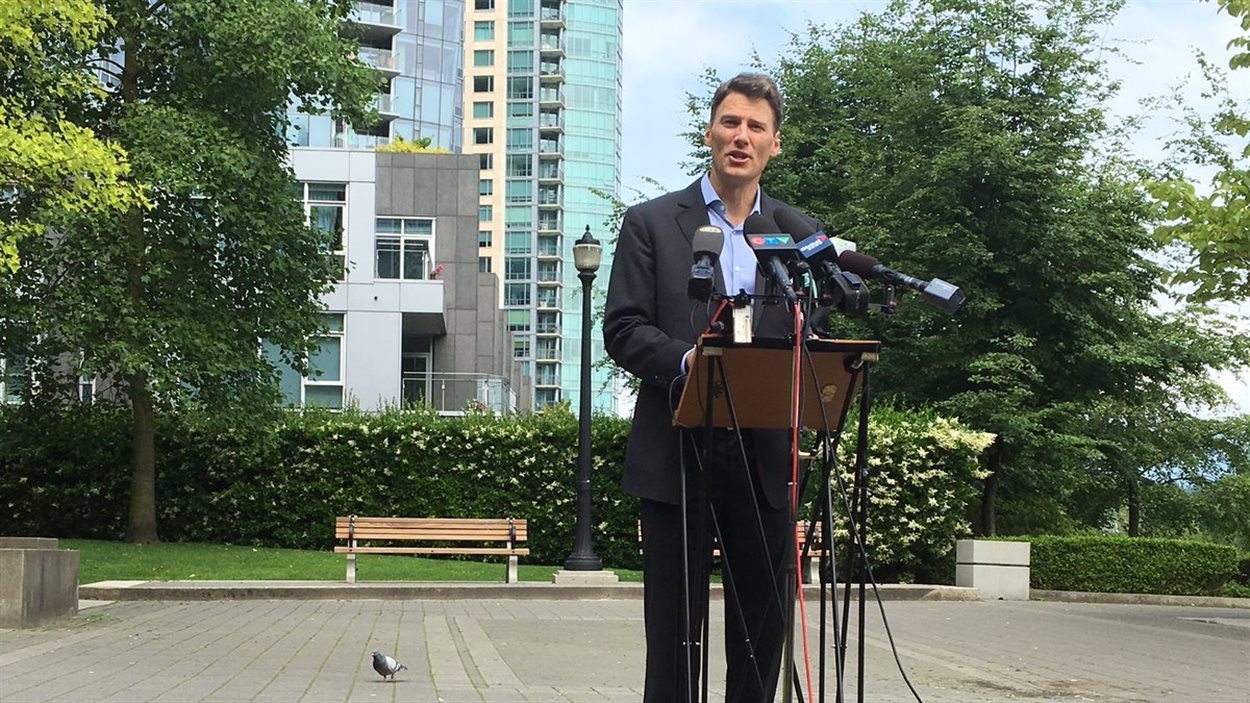 Le maire de Vancouver Gregor Robertson annonce que la Ville souhaite taxer les maisons vacantes avec ou sans l'appui de la province. 