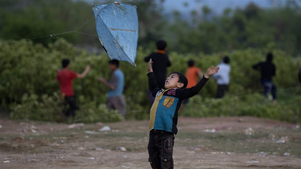 Un enfant afghan réfugié en banlieue d'Islamabad, au Pakistan, fait voler un cerf-volant.