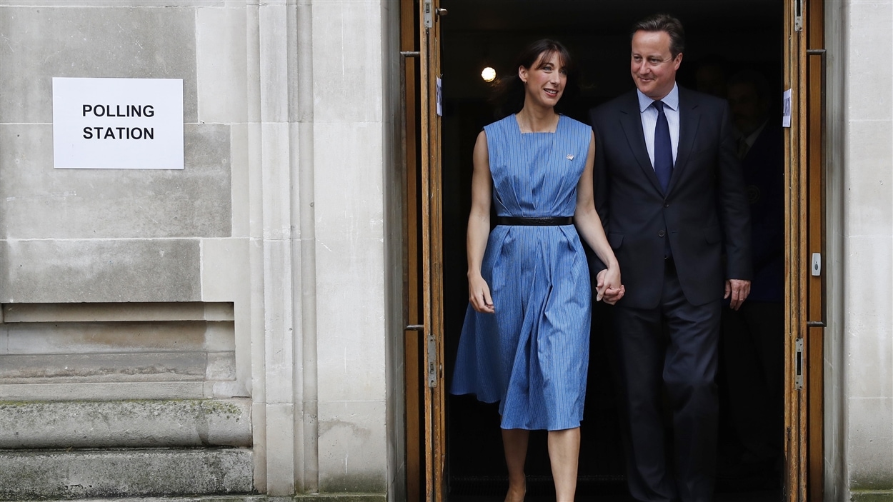 Le premier ministre anglais David Cameron et sa femme sortent du bureau de vote à Londres.