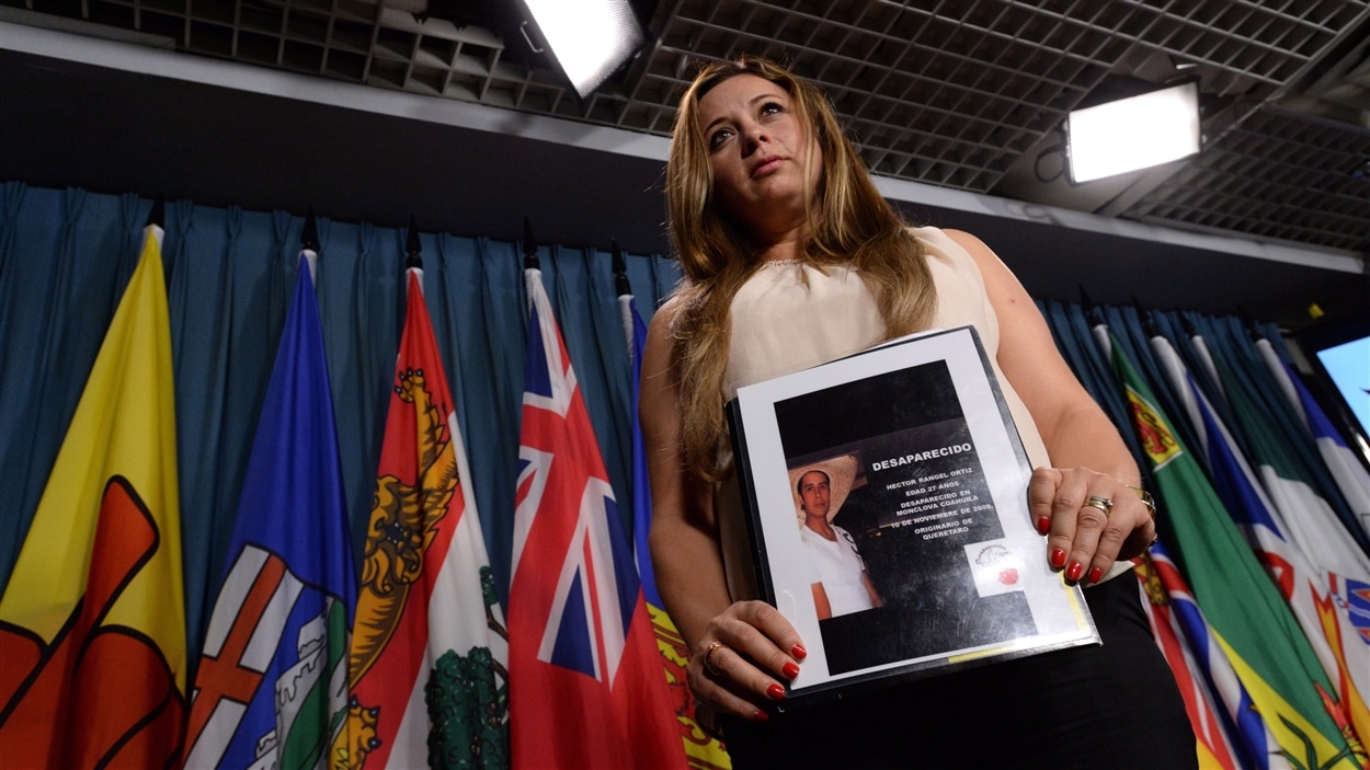 La cofondatrice de la Nobel Women's Initiative Brenda Rangel tient une photo de son frère disparu.