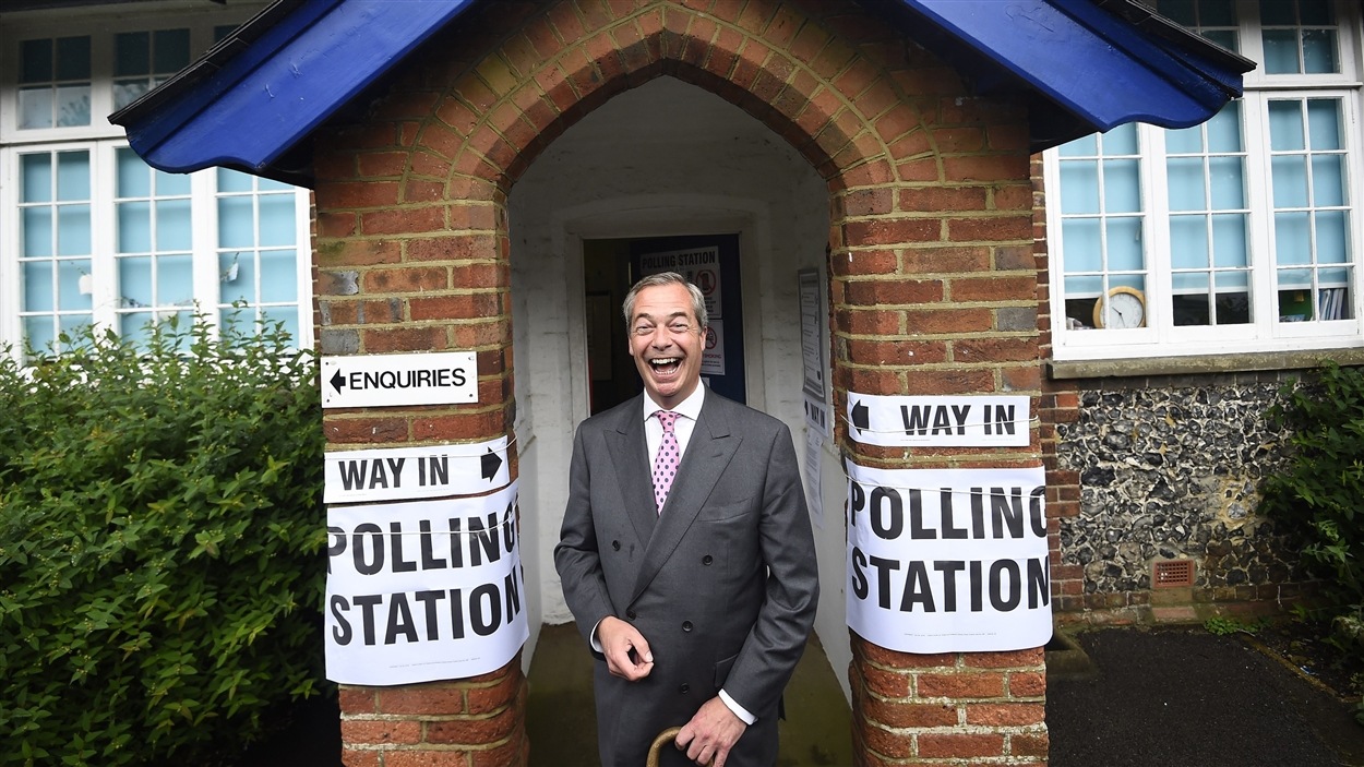 Le leader du Parti indépendantiste du Royaume-Uni (UKIP) prend la pose avant d'aller voter, à Biggin Hill, dans le Grand Londres.