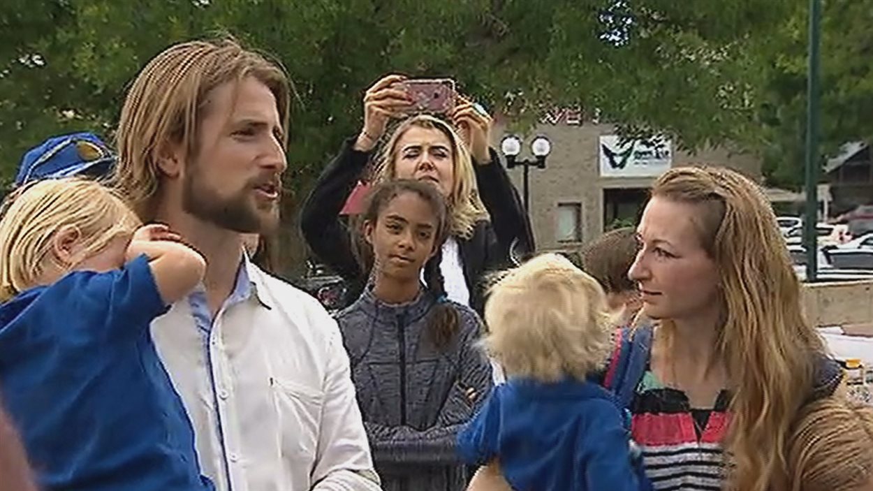 David et Collet Stephan entourés de leurs enfants à leur arrivée à la Cour de Lethbridge le 24 juin 2016.