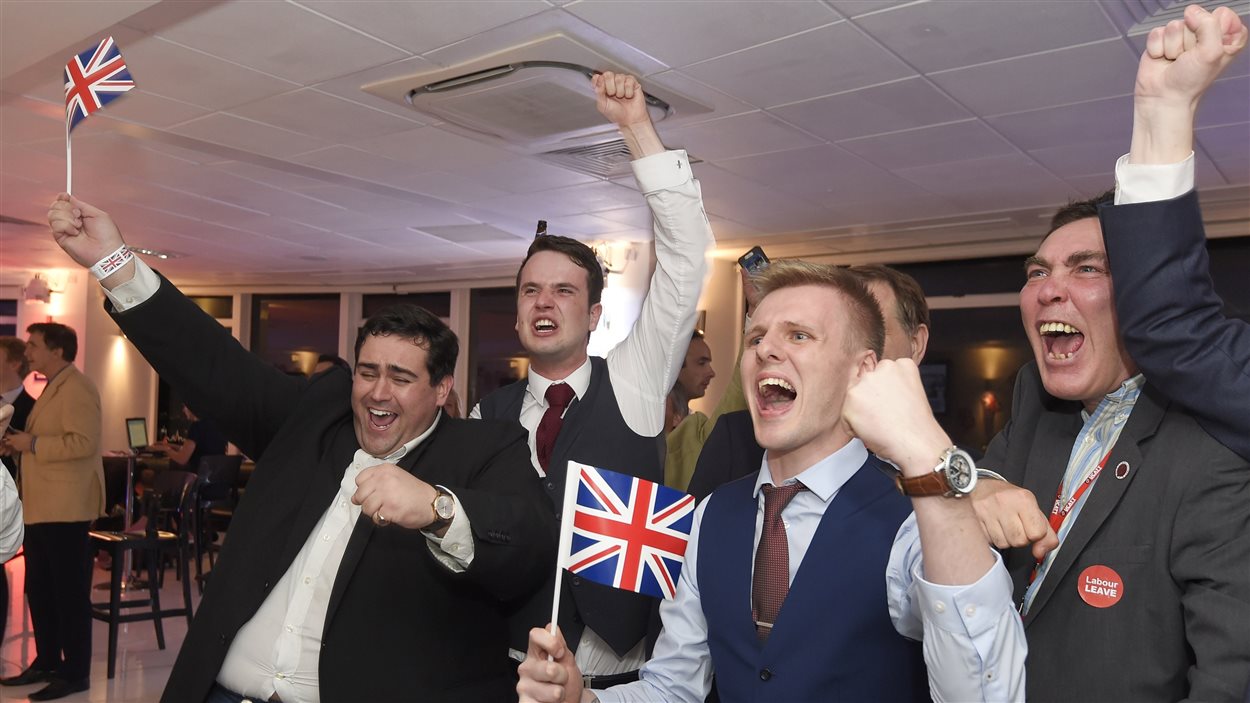 Des partisans d’une sortie du Royaume-Uni de l’Union européenne célèbrent les résultats du référendum à Londres, le 23 juin 2016.