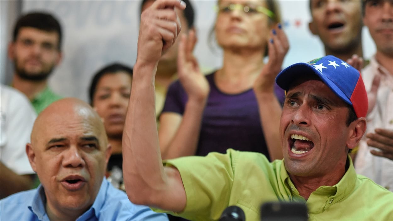 Le dirigeant de l’opposition vénézuélienne et gouverneur de l’État de Miranda, Henrique Capriles Radonski, s’exprime en conférence de presse à Caracas le 24 juin 2016.