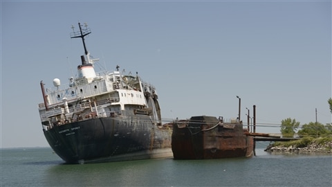 Le vieux cargo Kathryn Spirit est retenu par des cables d'acier pour le stabiliser, le 25 juin 2016.