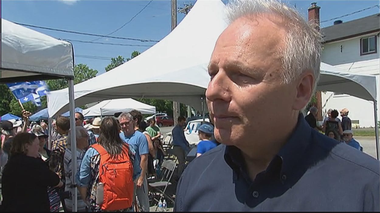 Le député Jean-François Lisée accorde une entrevue le 26 juin 2016 à Thetford-Mines, peu après avoir officiellement lancé sa campagne en vue de la course à la direction du Parti québécois.
