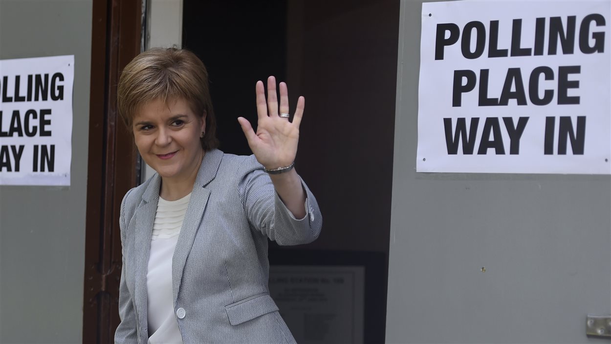 Nicola Sturgeon sort du bureau de vote le 23 juin.