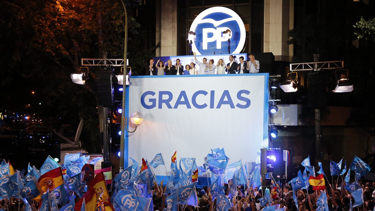 Le chef du Parti populaire, Mariano Rajoy, s'adresse à ses partisans après la victoire de son parti.