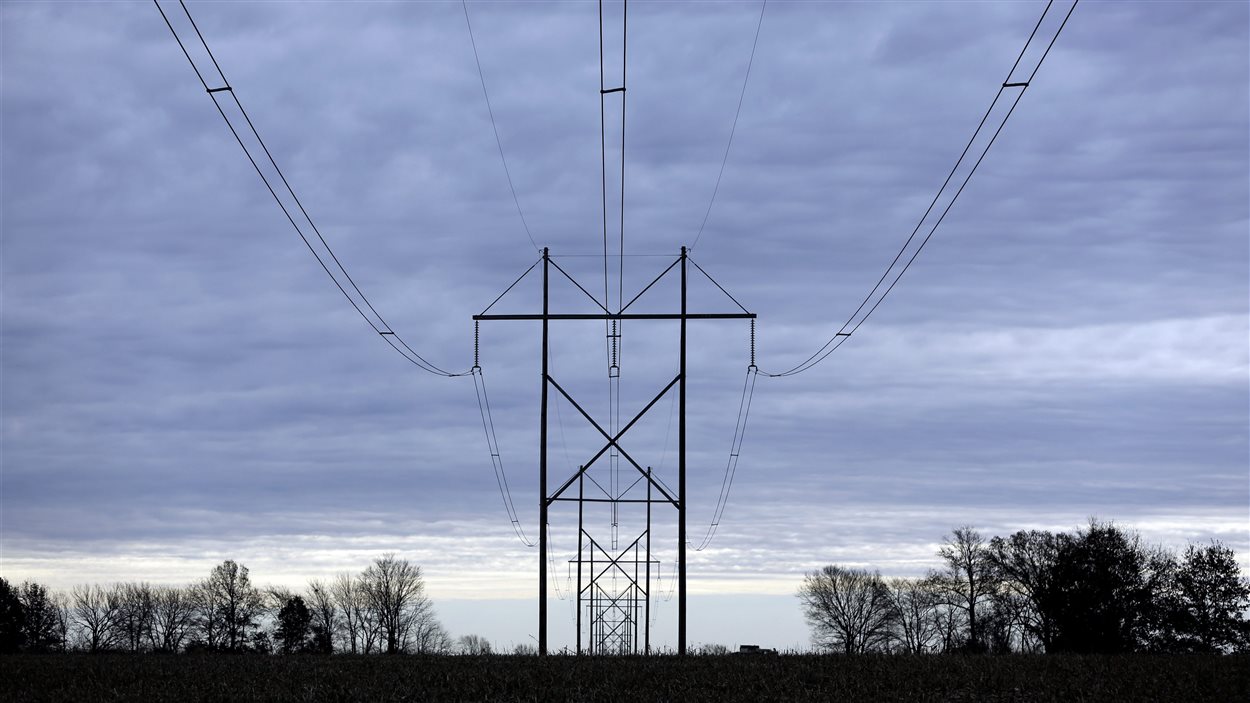 Des lignes électriques traversent une terre agricole de Moberly au Missouri.