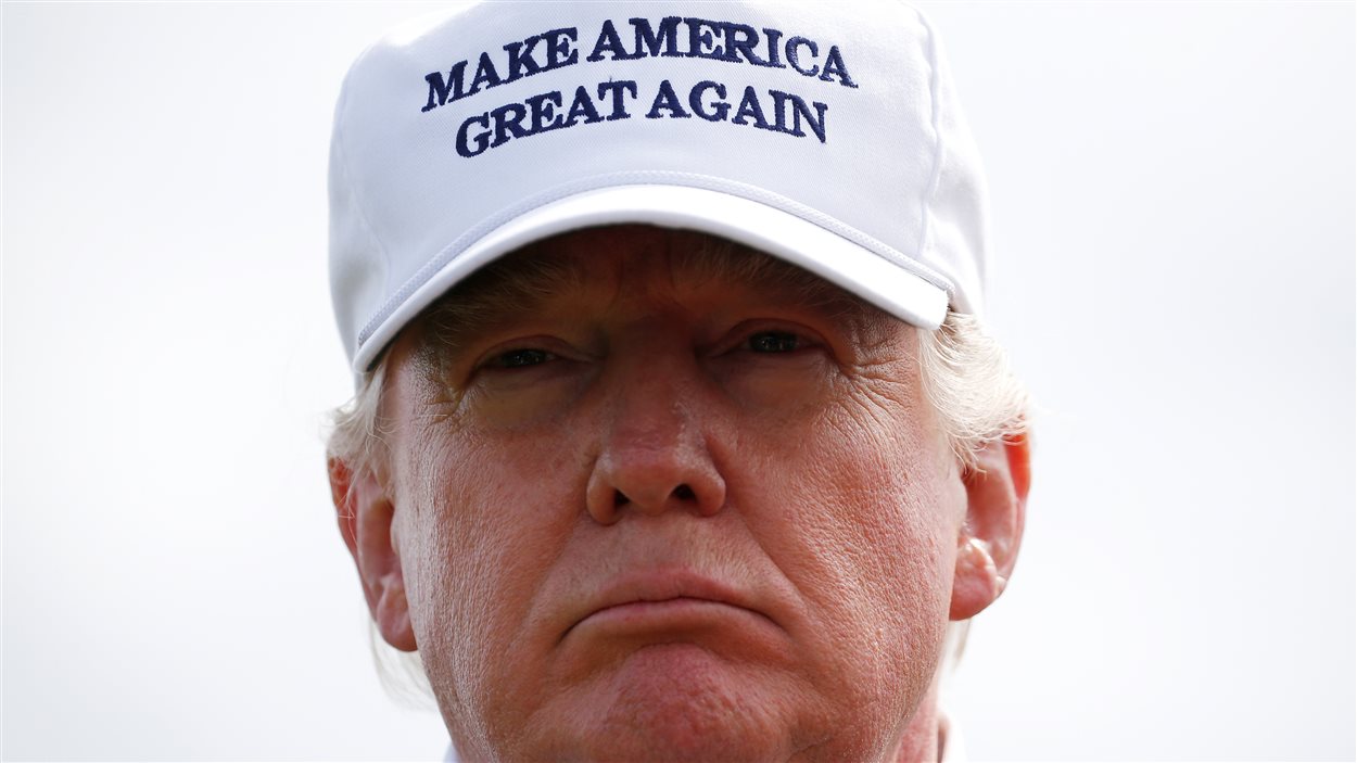 Le candidat à la présidentielle américaine, Donald Trump, qui porte une casquette disant « Make America Great Again ».