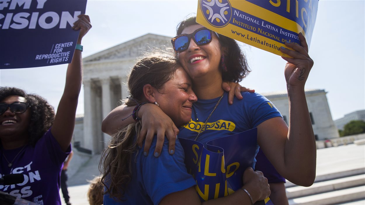 Des femmes célèbrent la décision de la Cour suprême à Washington sur l'avortement.