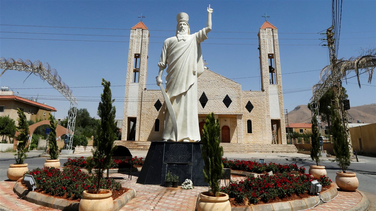 L'église de Qaa devant laquelle un kamikaze s'est fait exploser lundi au Liban.
