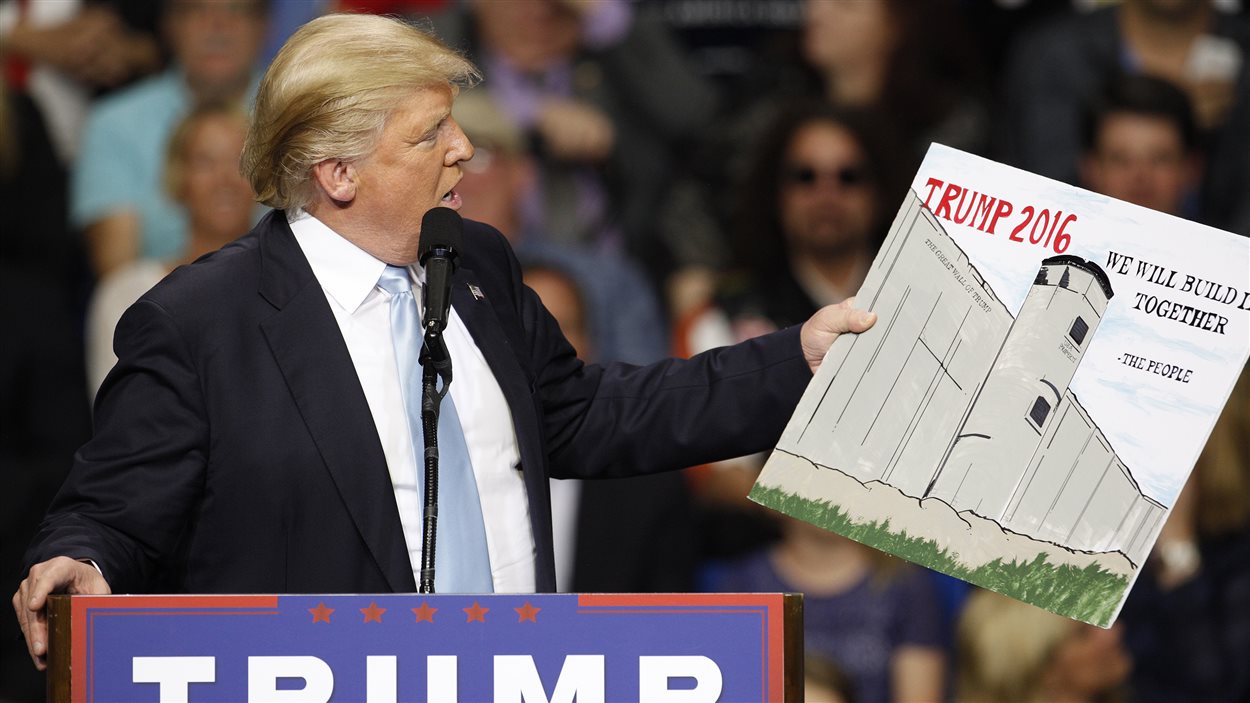 Donald Trump propose de construire un mur entre les États-Unis et le Mexique.
