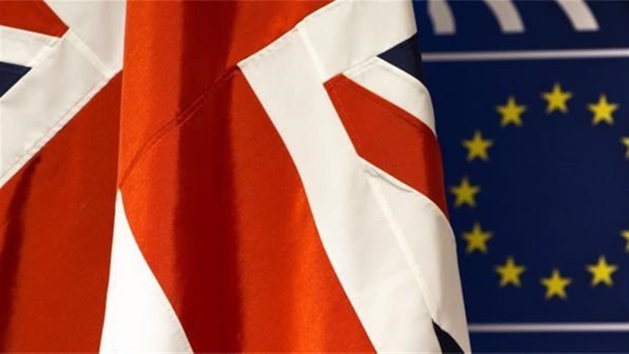 Les drapeaux du Royaume-Uni et de l'Union européenne