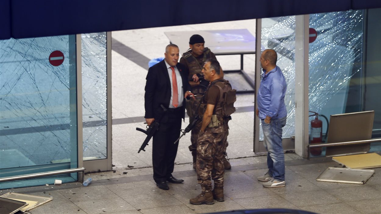 Les forces de sécurité à l'une des entrées de l'aéroport international d'Istanbul.