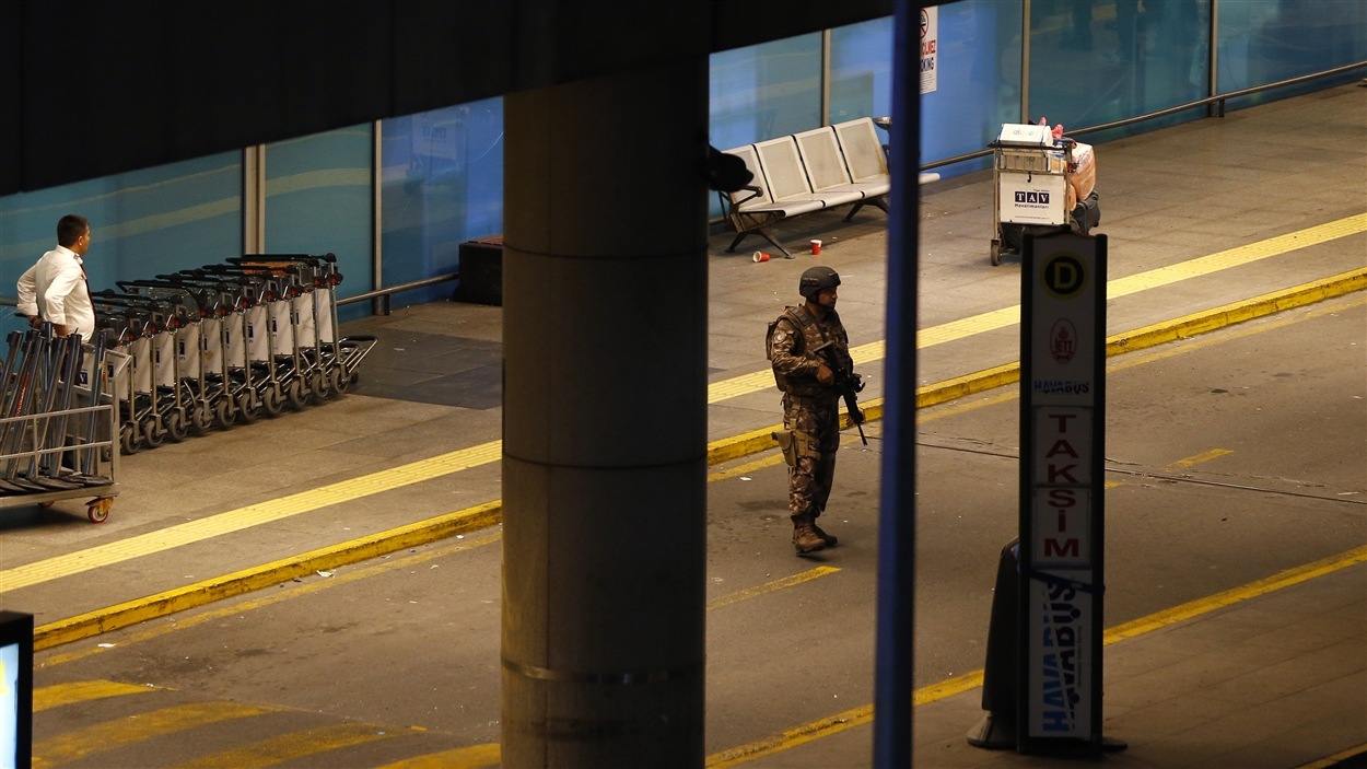 Un soldat monte la garde à l'aéroport d'Istanbul.
