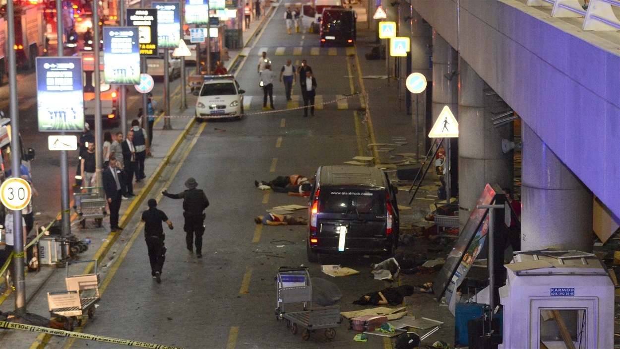Des corps gisent sur le sol à l’aéroport d’Istanbul.