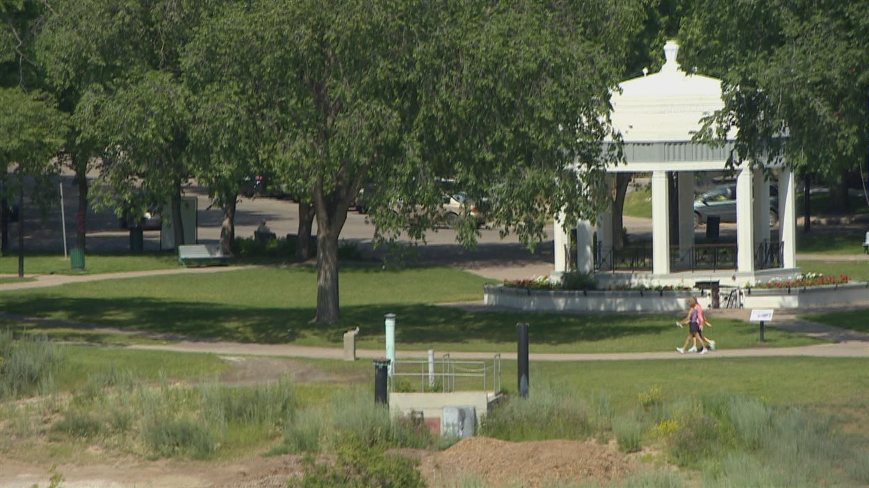 Des citoyens profitent du parc de la vallée Meewasin.