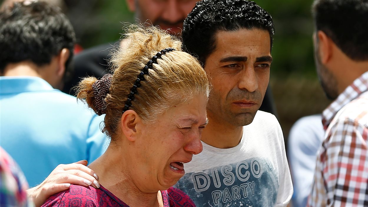 Une femme pleure la mort d'un parent au lendemain des explosions dans l'aéroport d'Istanbul.