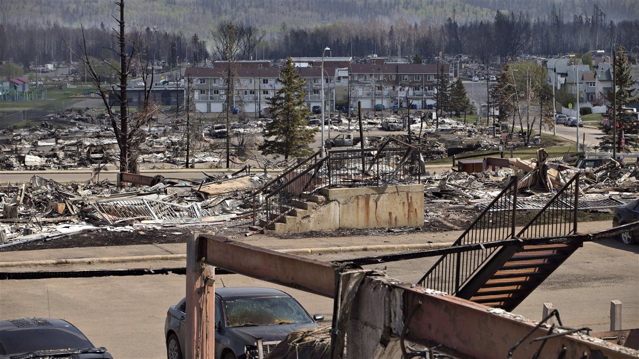 Des centaines de familles de Fort McMurray devront reconstruire leur maison au cours des prochains mois. 