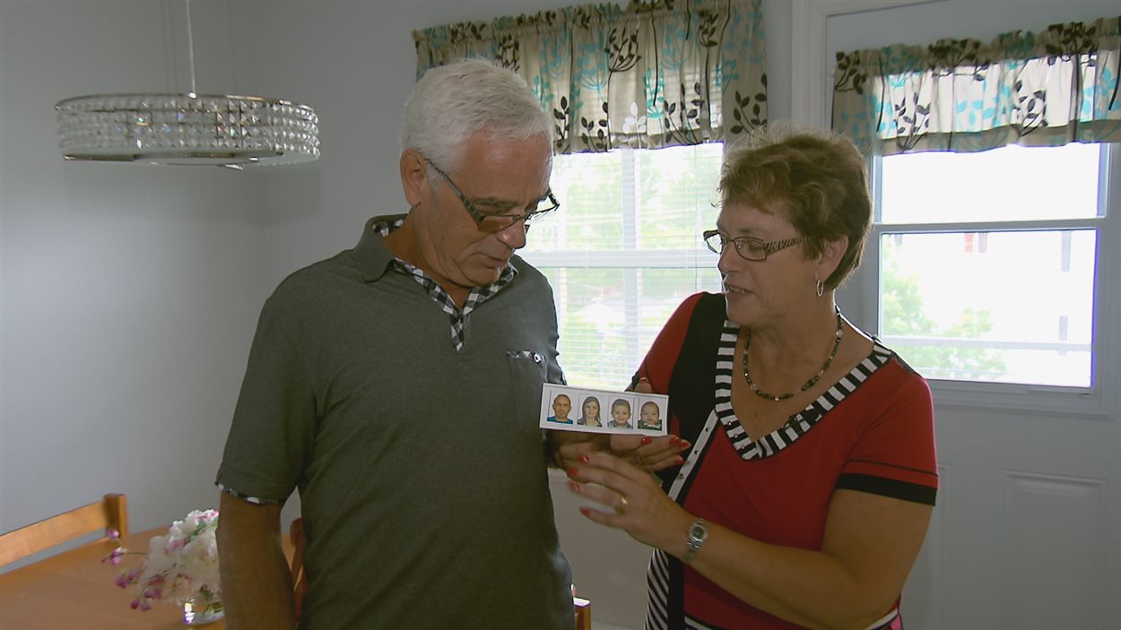 Michel Boilard et Lise Faucher présentent une photo de la famille syrienne attendue à Pont-Rouge.