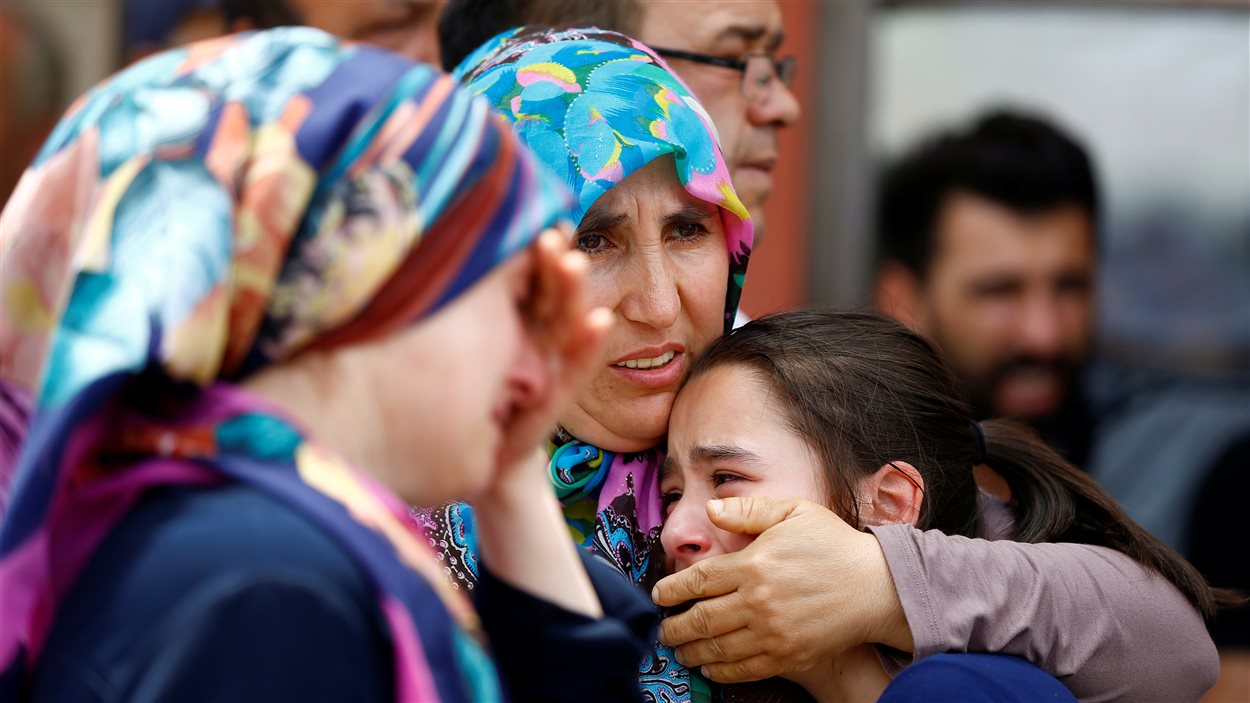 Des membres d'une famille éprouvée par la mort d'un proche dans l'attentat d'Istanbul