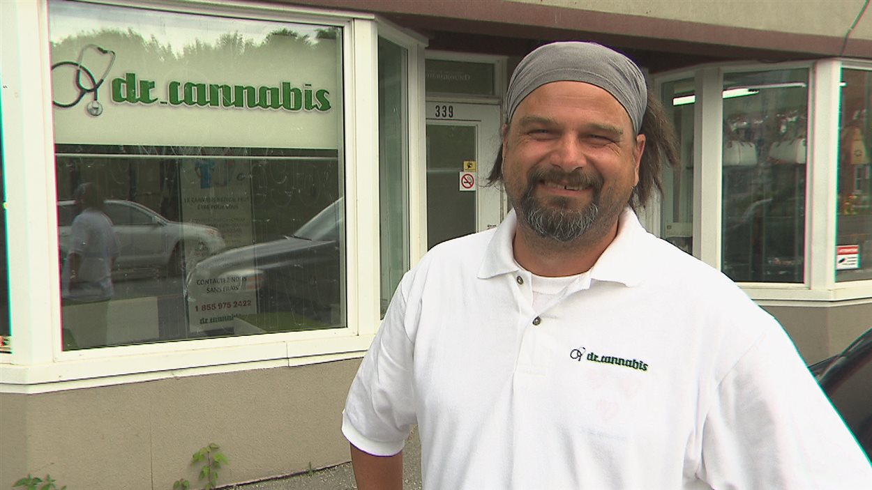 Regis Gaudet, devant le bureau de Dr Cannabis sur la rue Alexandre à Sherbrooke