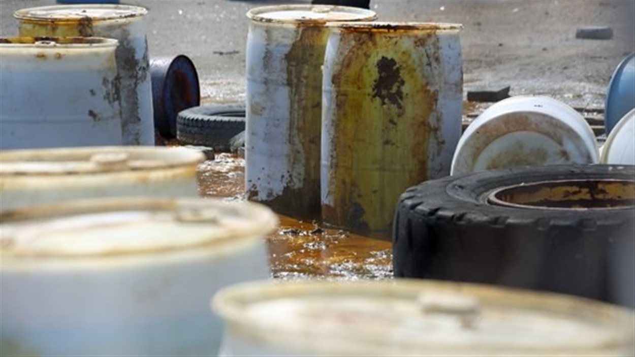Des bidons de matières dangereuses