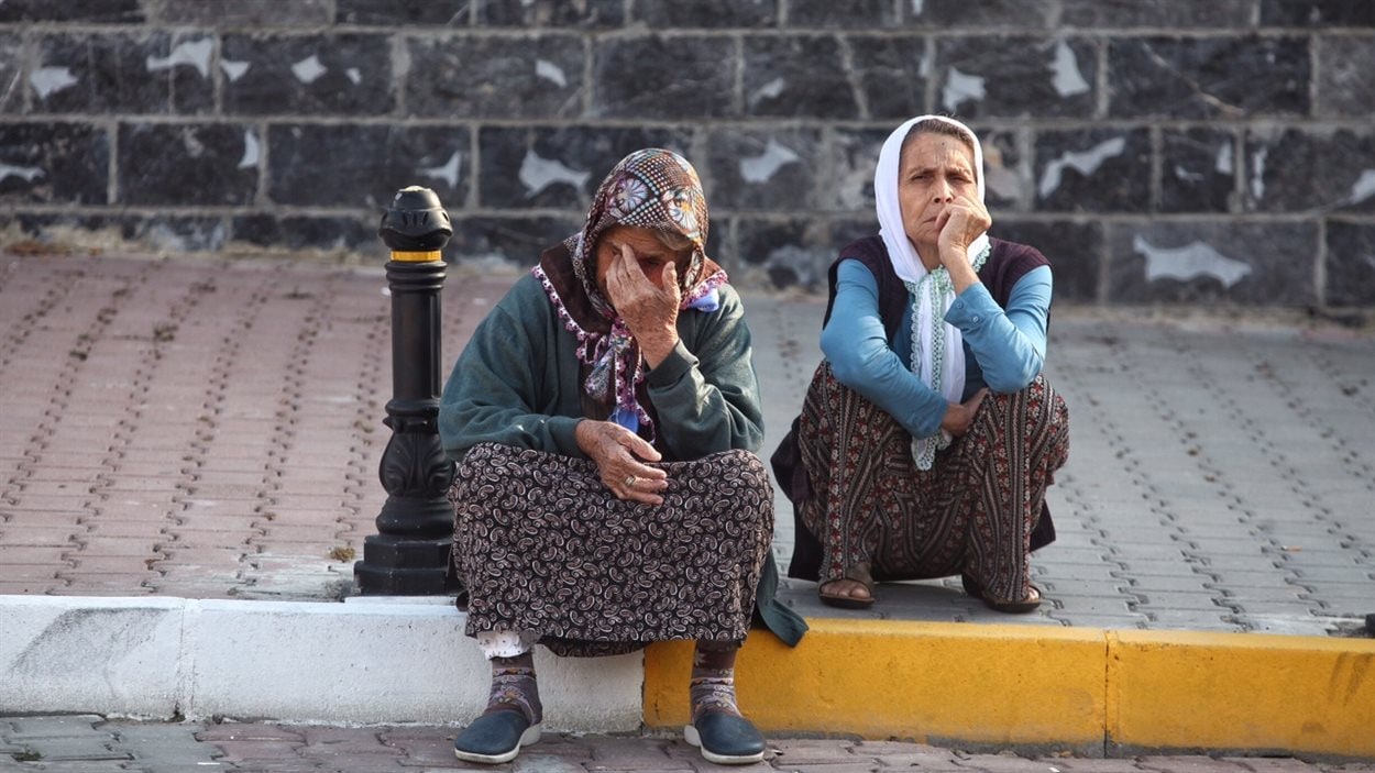 Des proches de victimes du triple-attentat à l'aéroport international Ataturk d'Istanbul attendent à l'extérieur d'une morgue le 29 juin 2016.