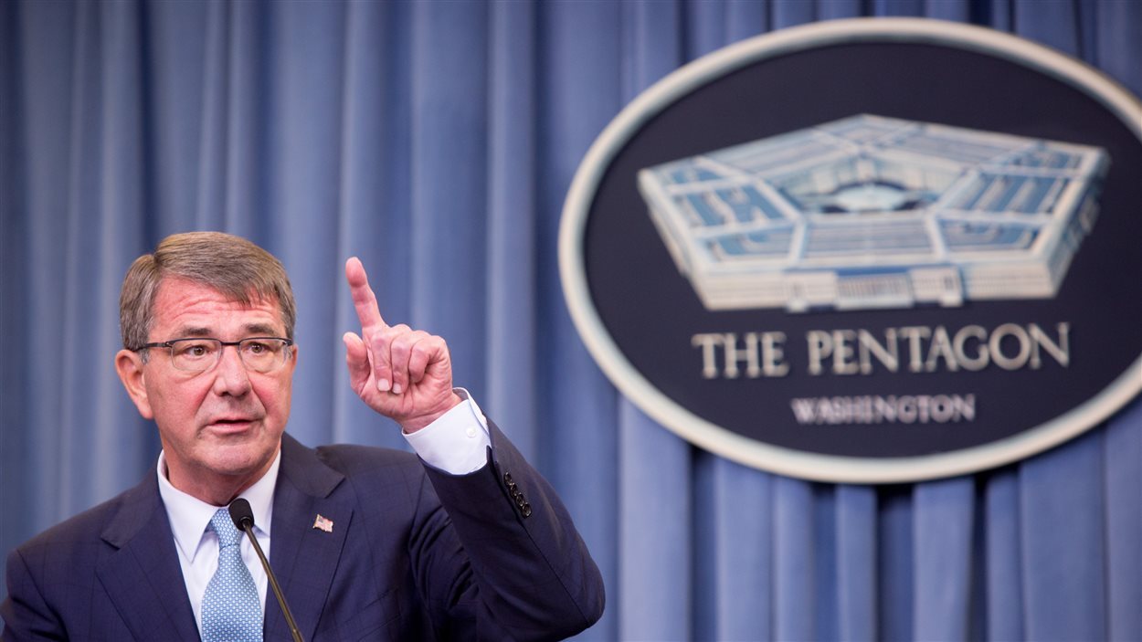 Le secrétaire américain à la Défense, Ashton Carter, lors de l'annonce sur les personnes transgenres dans l'armée, le 30 juin 2016.
