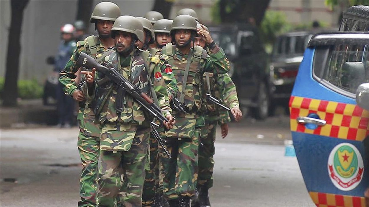 Les forces de sécurité ont donné l'assaut pour libérer une vingtaine d'otages, dont sept Italiens, dans un restaurant de Dacca au Bangladesh