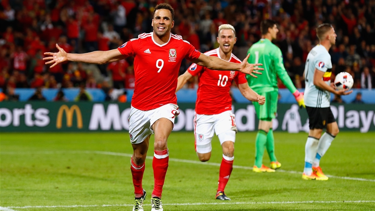 Hal Robson-Kanu (gauche) et Aaron Ramsey (droite)