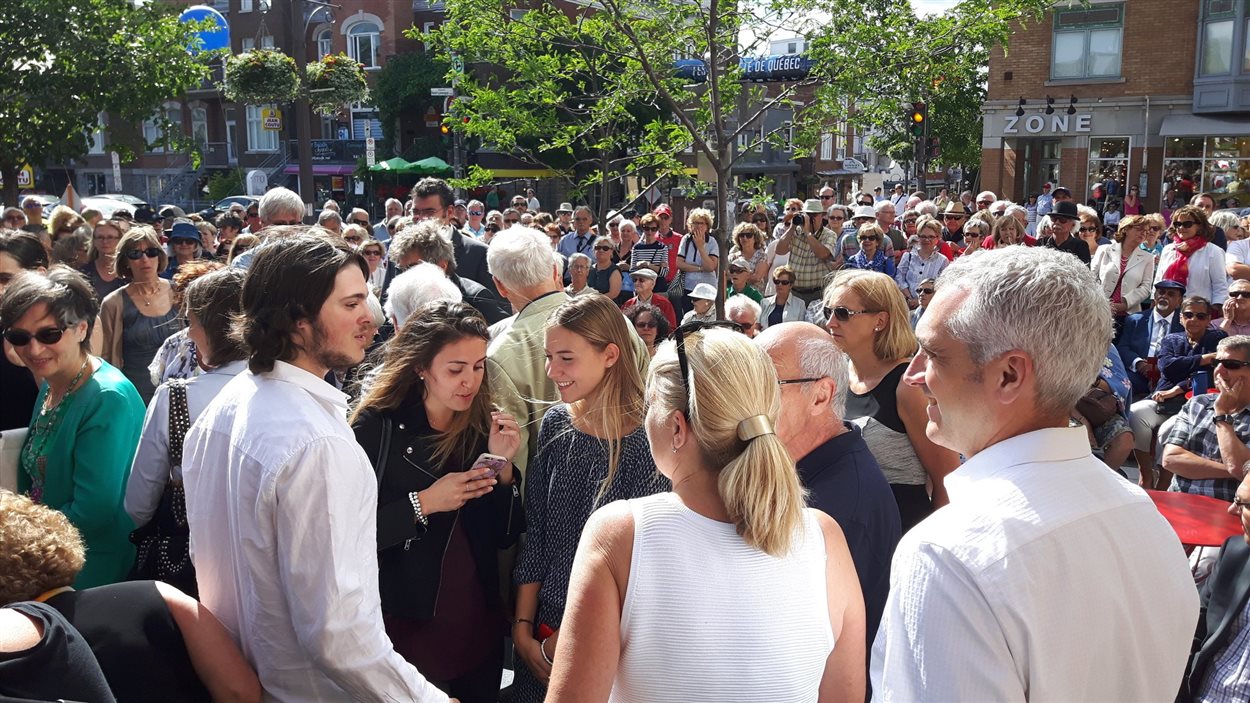 Des centaines de personnes se sont déplacées pour assister à l'inauguration de la place Richard-Garneau.