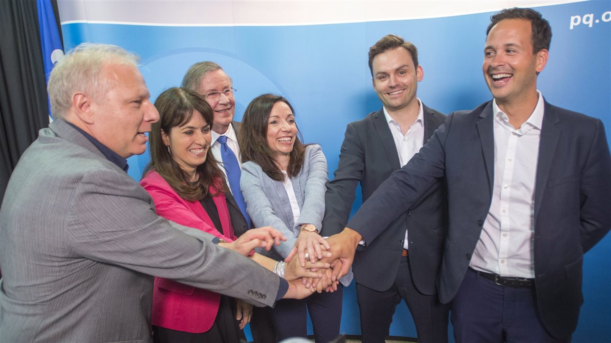 De gauche à droite, les candidats Jean-François Lisée, Véronique Hivon, Martine Ouellet, Paul Saint-Pierre Plamondon et Alexandre Cloutier. Derrière, le président du PQ, Raymond Archambault